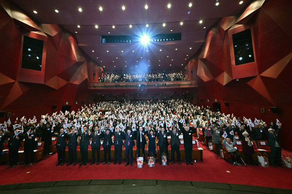 제106주년 3.1절 기념행사에서 백경현 구리시장을 비롯한 시민들과 참석자들이 106년 전 그날의 함성을 기억하며 만세삼창을 하고 있다. (사진제공=구리시)