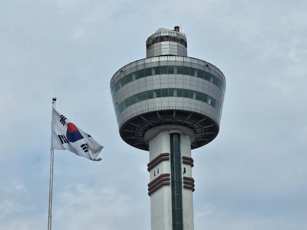 1일 오후 4시께, 구리 8경 중의 한 곳인 구리 타워 옆 구리시 주민편익시설 축구장에 설치된 대형 태극기가 106년 전 기미년 3월 1일 구리시를 비롯한 전국에서 목놓아 부르짖던 대한독립만세 소리가 온 산하에 울려 퍼진 그날의 함성을 기억하듯 세찬 봄바람에 펄럭이고 있다. (사진=이건구 기자)