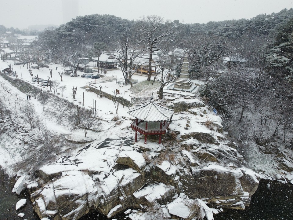 6일 오전 10시40분께 천년고찰 여주 ‘신륵사’에 함박눈이 내리고 있다. 강월헌쪽에서 바라본 신륵사. (사진=김광섭 기자)