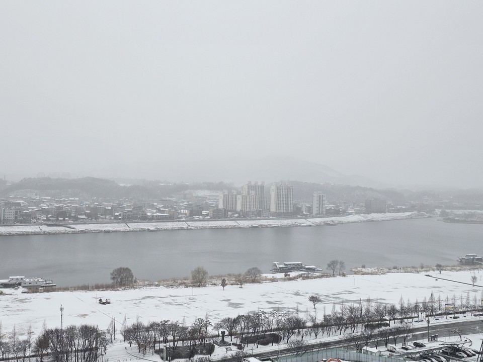 절기상 경칩을 하루 앞둔 4일 화요일 수도권(경기·인천) 지역은 대체로 흐리고 아침부터 경기남부에 비 또는 눈을 뿌리겠다.  사진은 3일 오전 8시27분께 눈 내리고 있는 여주 남한강 전경. (사진=김광섭 기자)