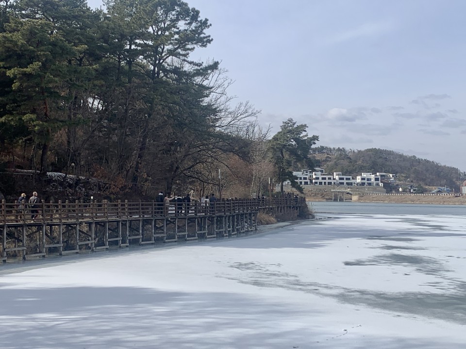 3일 오후 2시30분께 포천시 고모저수지 데크길에 산책하는 시민들이 늘어나고 있다. (사진=김성운 기자)