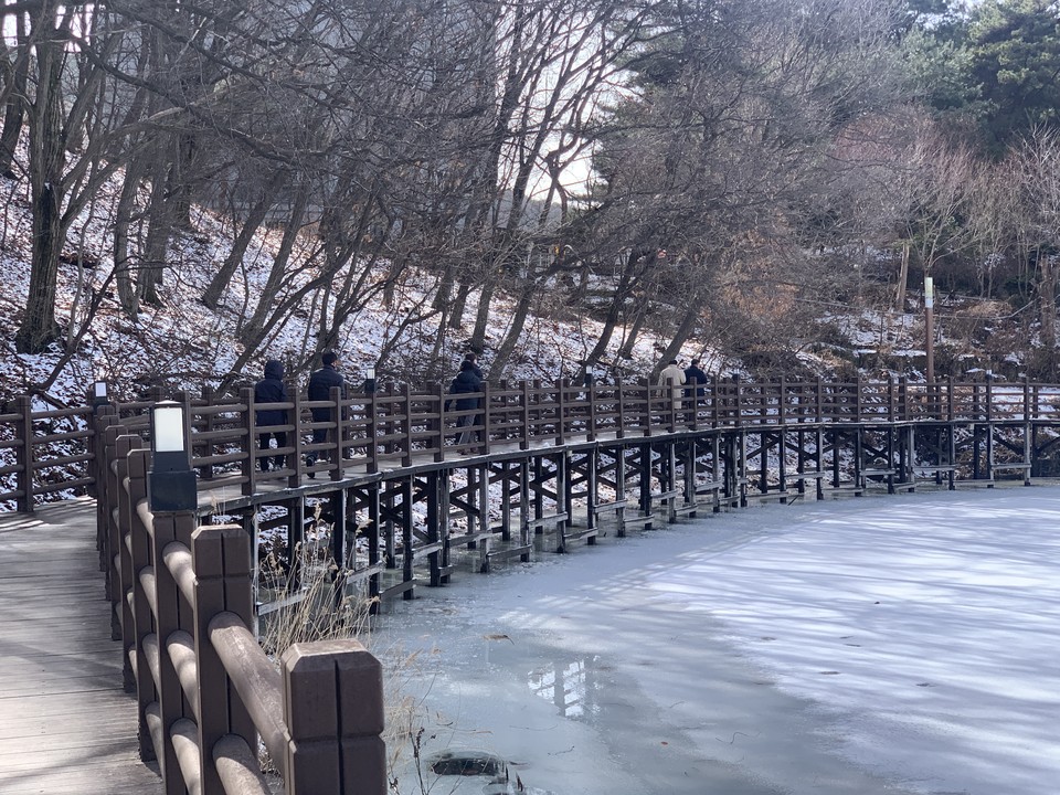 4일 화요일 수도권(경기·인천) 지역은 대체로 흐리고, 아침에 인천과 경기남부부터 눈이 내리기 시작하겠다. 오전부터 그 밖의 지역으로 확대되겠다. 비와 눈이 섞여 내리는 곳이 있겠고 저녁엔 대부분 그치겠다. 사진은 전날(3일) 오후 포천시 소흘읍 고모저수지 전경. (사진=중앙신문DB)