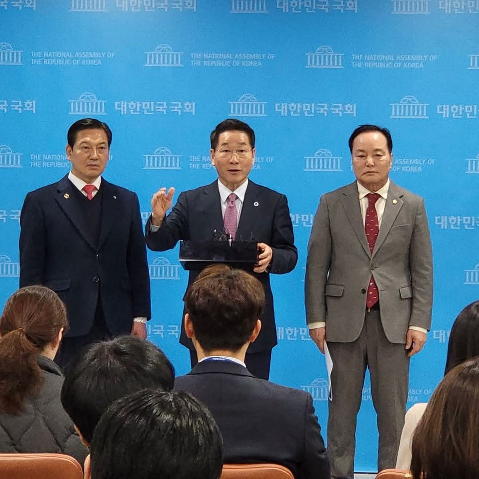 유정복 인천시장(전국시도지사협의회 회장)이 4일 국회에서 기자회견을 열고 개헌(안)을 발표하고 있다. (사진=유정복 인천시장 페이스북)