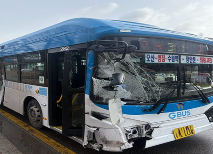 4일 오후 3시 21분께 수원시 장안구 정자동 노송삼거리 인근에서 시내버스와 1톤 화물차가 충돌하는 사고가 나 1톤 트럭에 타고 있던 50대 남성 2명이 중상을 입고 아주대외상센터로 긴급 이송됐다. 또 버스에 탑승해 있던 60대 여성과 70대 여성 승객이 부상을 입고 인근 2개 병원으로 이송됐다. (사진제공=경기도소방재난본부)