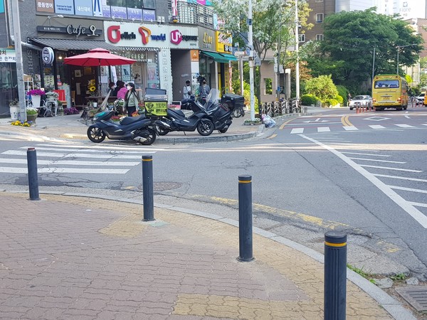 인천시 서구 마전동 한 삼거리에서 승용차가 좌회전하던 중 4세 여아와 함께 횡단보도를 건너던 B(30·여)씨를 치어 숨지는 사고가 발생했다. 사진은 사고 현장. (사진=이복수 기자)