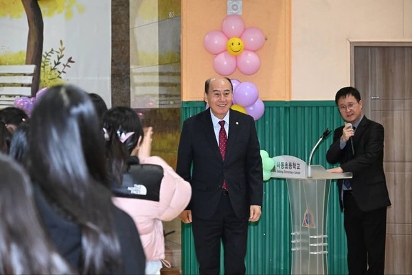 박형덕 동두천시장이 지난 4일 사동초등학교 대강당에서 열린 2025학년도 신입생 입학식에 참석해 학생들의 새로운 출발을 축하했다. (사진=박형덕 동두천시장 페이스북)