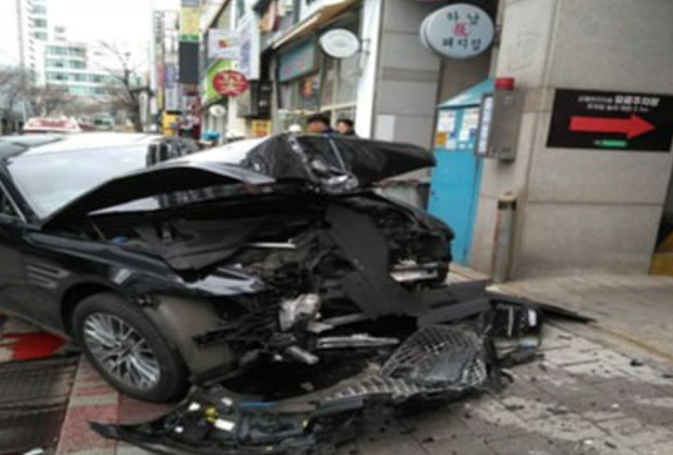 5일 오후 1시54분께 안산시 단원구 고잔동에서 70대가 운전하던 제네시스 차량이 상가로 돌진해 동승자인 70대 여성 1명이 가슴 통증을 호소하는 부상을 입고 인근 병원으로 이송됐다. (사진제공=경기도소방재난본부)
