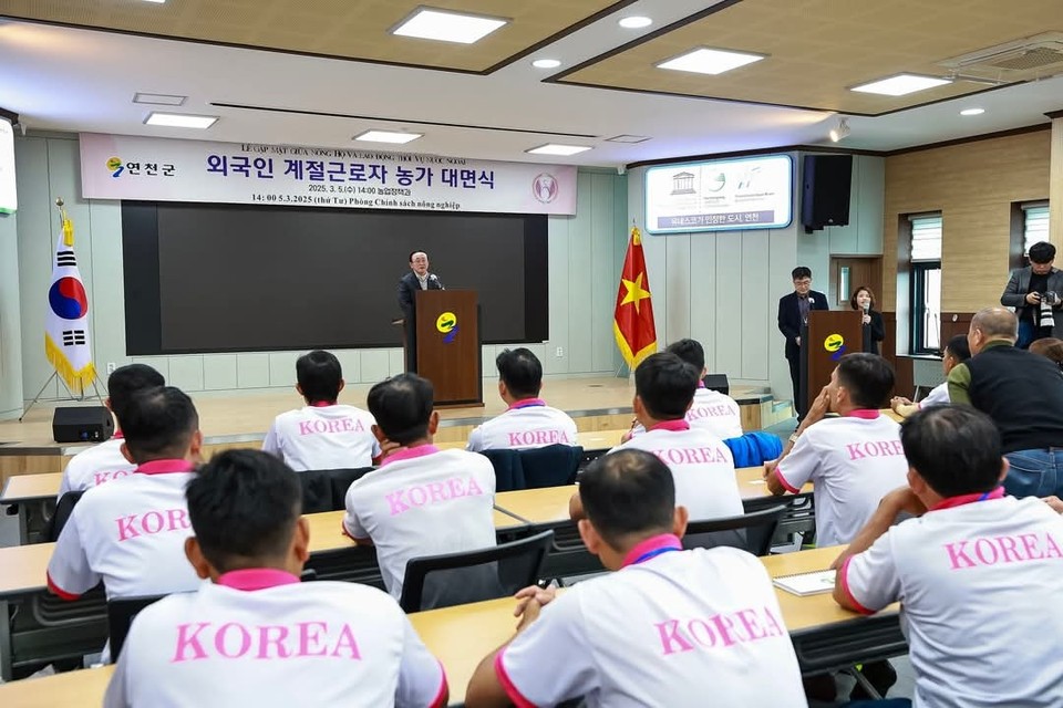 연천군이 4년째 추진 중인 외국인 계절근로사업이 올해도 이어진다. 연천군은 5일 농업기술센터 3층 대강당에서 2025년 외국인 계절근로자 농가대면식을 개최했다. (사진=김덕현 연천군수 페이스북)