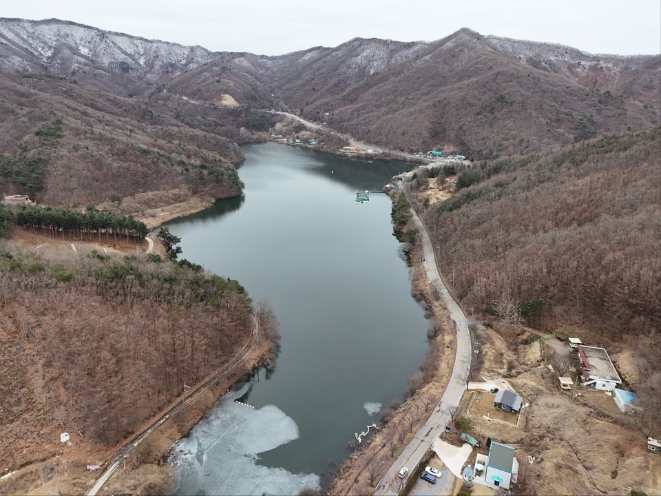 절기상 경칩(驚蟄)인 5일 오후 3시50분께 안성시 서운면 고지대에 위치한 계곡형 저수지 청룡호수를 찾았다. (사진=김종대 기자)