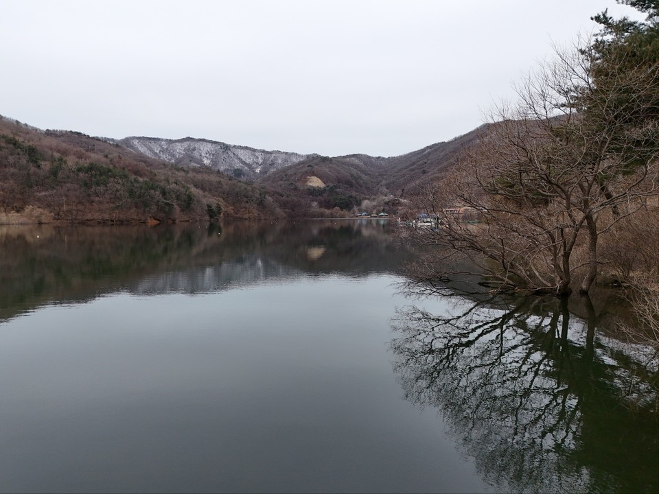절기상 경칩(驚蟄)인 5일 오후 3시50분께 안성시 서운면 고지대에 위치한 계곡형 저수지 청룡호수를 찾았다. (사진=김종대 기자)