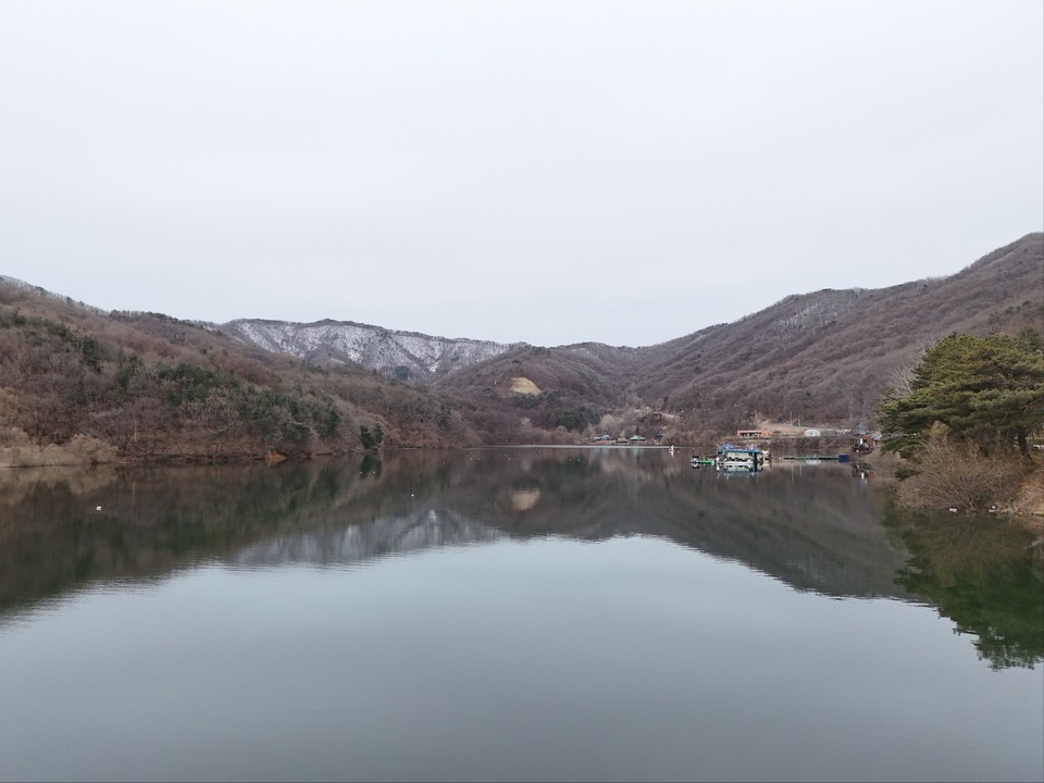 절기상 경칩(驚蟄)인 5일 오후 3시50분께 안성시 서운면 고지대에 위치한 계곡형 저수지 청룡호수를 찾았다. (사진=김종대 기자)
