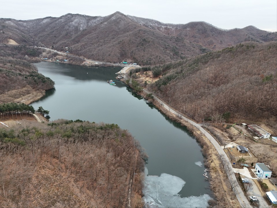 절기상 경칩(驚蟄)인 5일 오후 3시50분께 안성시 서운면 고지대에 위치한 계곡형 저수지 청룡호수를 찾았다. (사진=김종대 기자)