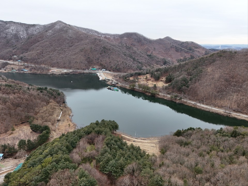 절기상 경칩(驚蟄)인 5일 오후 3시50분께 안성시 서운면 고지대에 위치한 계곡형 저수지 청룡호수를 찾았다. (사진=김종대 기자)