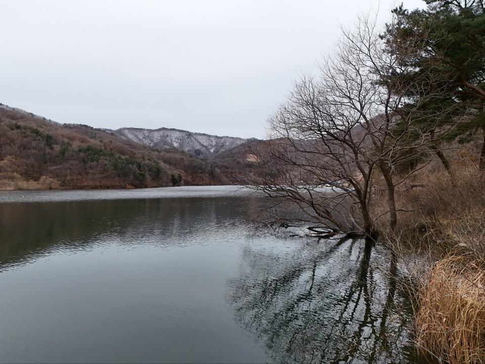 절기상 경칩(驚蟄)인 5일 오후 3시50분께 안성시 서운면 고지대에 위치한 계곡형 저수지 청룡호수를 찾았다. (사진=김종대 기자)