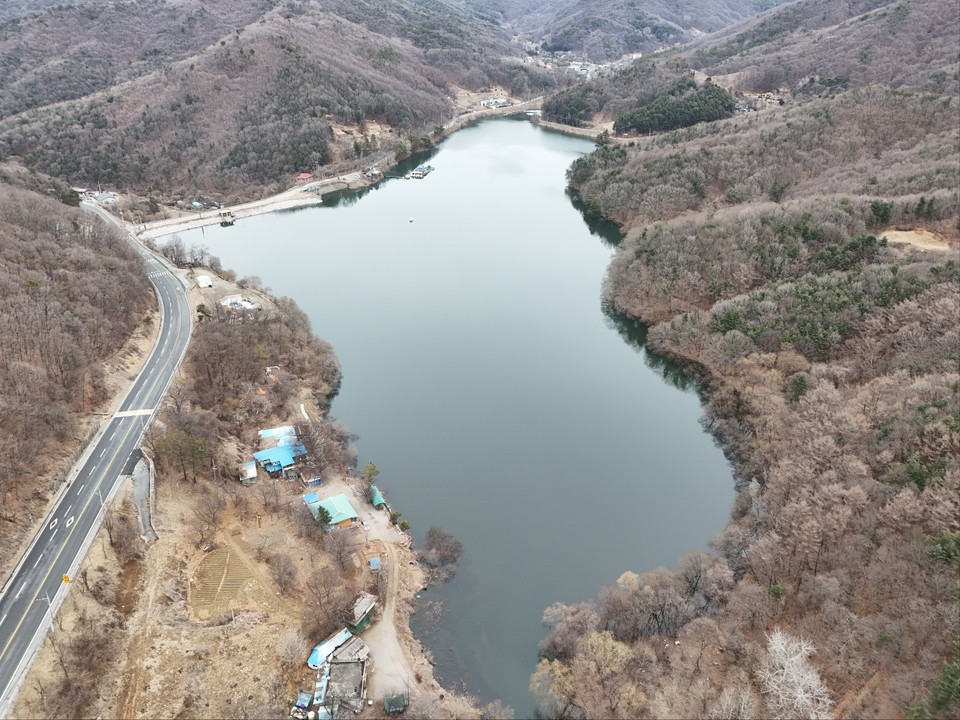절기상 경칩(驚蟄)인 5일 오후 3시50분께 안성시 서운면 고지대에 위치한 계곡형 저수지 청룡호수를 찾았다. (사진=김종대 기자)