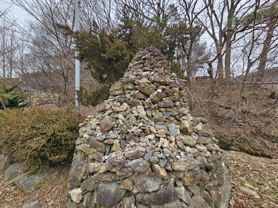 10일 월요일부터 16일 일요일까지 7일동안 수도권(경기·인천) 지역은 초반에는 대체로 맑겠으나, 후반으로 갈수록 구름이 많아질 전망이다. 사진은 5일 오후 3시40분께 안성 청룡사 입구 돌탑. (사진=김종대 기자)