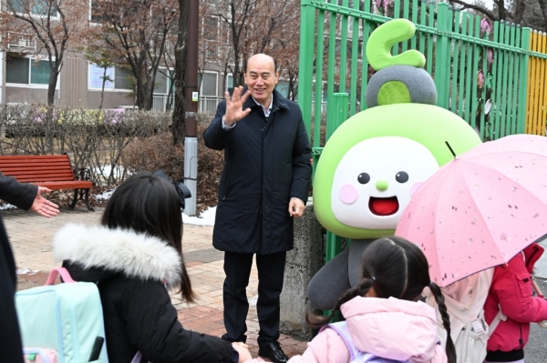 박형덕 동두천시장, 관내 초등학교 새 학기 등굣길 응원 인사