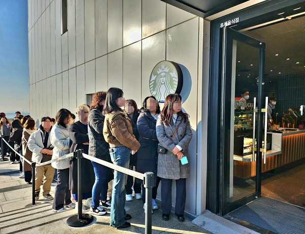 김포애기봉평화생태공원 행사장을 찾은 시민들이 스타벅스 애기봉점 앞에서 커피를 마시기 위해 기다리고 있다. (사진제공=김포시)