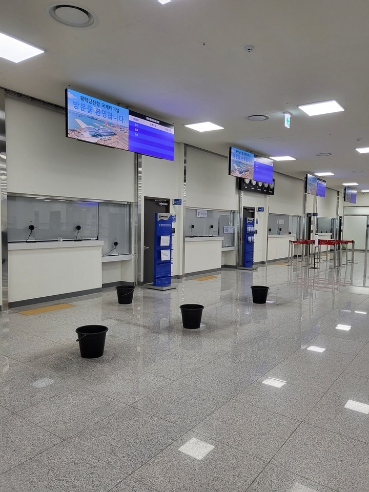평택당진항 신국제여객터미널이 개장 두 달 만에 대합실 천장에서 대량의 누수가 발생하면서 부실시공 논란이 거세지고 있다. (사진=김종대 기자)