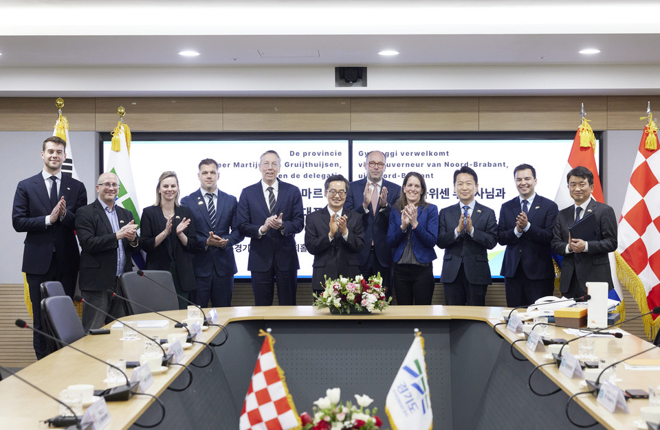 6일 오전 경기도청 서희홀에서 김동연 지사가 네덜란드 노르트브라반트주 부지사와 주한 네델란드 대사 등 주요인사들과 함께 기념촬영을 하고 있다. (사진제공=경기도)