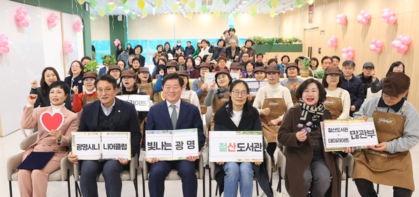 광명시가 철산도서관에 소통하며 쉴 수 있는 열린 공간을 마련했다. 시는 철산도서관 6층을 누구나 자유롭게 이용할 수 있는 커뮤니티 공간과 카페로 새롭게 조성해 운영한다. (사진제공=광명시)