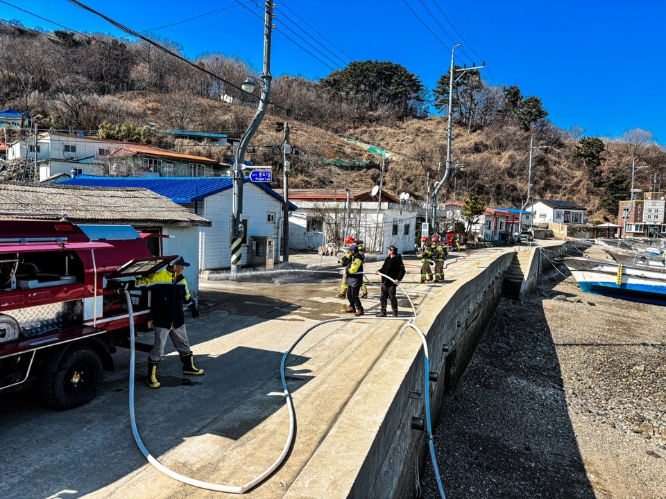 경기도특수대응단이 6일 안산시 풍도에서 소방헬기를 활용한 합동 소방훈련을 실시했다. 이번 훈련은 도서 지역의 재난 대응 역량을 강화하고, 화재 발생 시 신속한 초기 대응 능력을 높이기 위해 마련됐다. (사진제공=경기도소방재난본부)