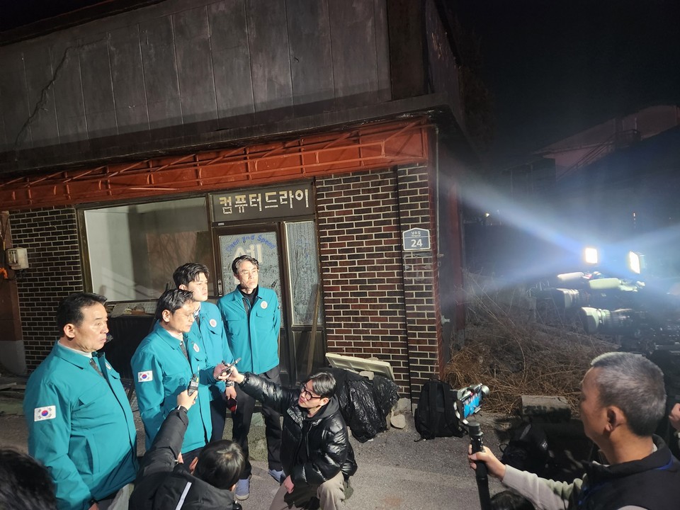 포천시에서 발생한 군 훈련 중 폭탄 오발 사고와 관련해 경기도가 긴급 대응에 나섰다. 오후석 경기도 행정2부지사는 6일 사고현장에서 브리핑을 열고 사고 수습 및 복구 조치 계획을 발표했다. (사진제공=경기도)