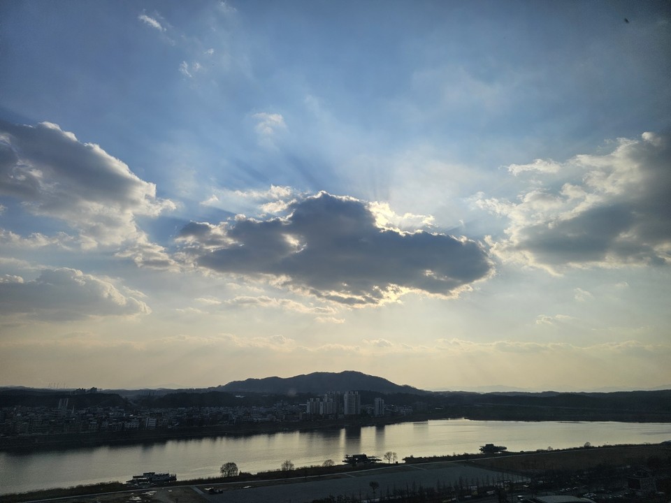 7일 금요일 수도권(경기·인천) 지역은 ​대체로 맑다가 낮부터 구름 많아지겠다. 서해5도는 대체로 맑다가 오전부터 구름 많겠다. 새벽과 아침사이 경기내륙 곳곳엔 안개가 끼겠고, 당분간 낮과 밤의 기온 차가 클 것으로 예상돼 건강관리에 신경써야한다. (사진=김광섭 기자)