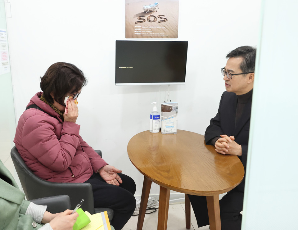 김동연 경기도지사가 노인들의 간병비 부담을 덜어주기 위해 횟수 제한 없이 1인당 연간 최대 120만원의 간병비를 지원하는 ‘경기도 간병 SOS 프로젝트’ 첫 수혜자를 만나 격려했다. (사진제공=경기도)