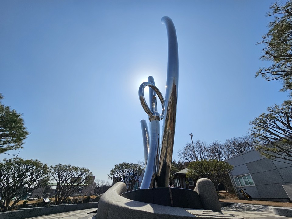 8일 낮 12시49분께 인천시 문학동 문학경기장 인근. 2002년 월드컵의 뜨거운 순간을 담아낸 조형물 '월드컵 그 영광과 환희의 시간'이 늠름한 자태를 뽐내고 있다. (사진=남용우 선임기자)