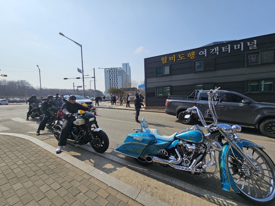 월미도행 배를 기다리는 오토바이 라이딩족. (사진=남용우 선임기자)
