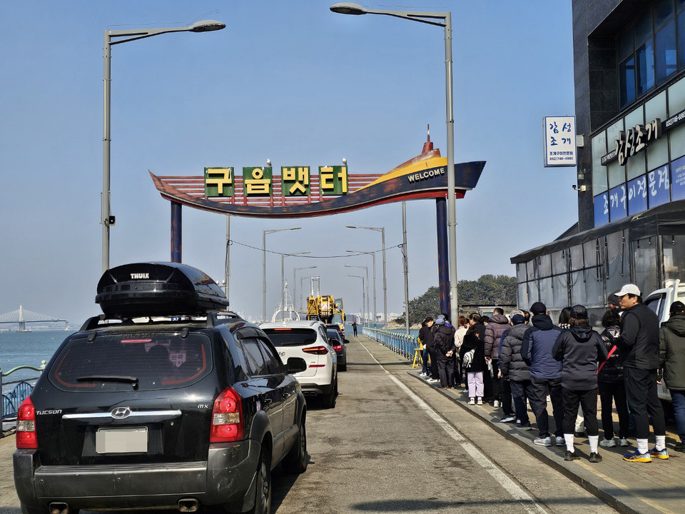 월비도행 배를 기다리고 있는 자동차와 사람들. (사진=남용우 선임기자)