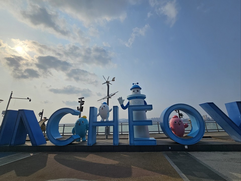 주말인 8일 오후 인천 월미도는 수도권 대표 관광지답게 많은 사람들로 북적거렸다. (사진=남용우 선임기자)