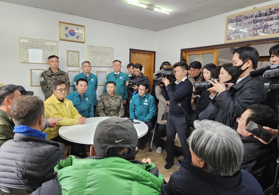 김동연 경기도지사가 군 전투기 오폭 사고가 발생한 포천시 이동면이 특별재난지역으로 선포된 데 대해 환영의 뜻을 밝혔다. 사진은 지난 7일 오후 김동연 경기도지사가 포천시 마을회관을 방문해 주민 간담회를 하고 있다. (사진제공=경기도)
