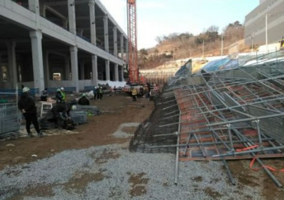 9일 오후 3시58분께 안성시 일죽면 능국리의 한 신축 공사장에서 철근 구조물이 넘어지는 사고가 발생해 근로자 3명이 부상을 입었다. (사진제공=경기도소방재난본부)