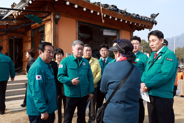 10일 경기도의회 국민의힘은 전투기 오폭 사고가 발생한 포천시 이동면 노곡리 현장을 찾아 수습과정을 점검하고 피해 현황을 확인했다. (사진제공=경기도의회 국민의힘)