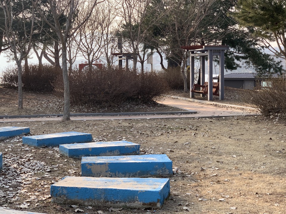 10일 오후 4시50분께 양평 강하리 수변공원 일대가 미세먼지로 가득 차면서 해질녘 강가 풍경이 뿌옇게 흐려졌다. (사진=이건구 기자)