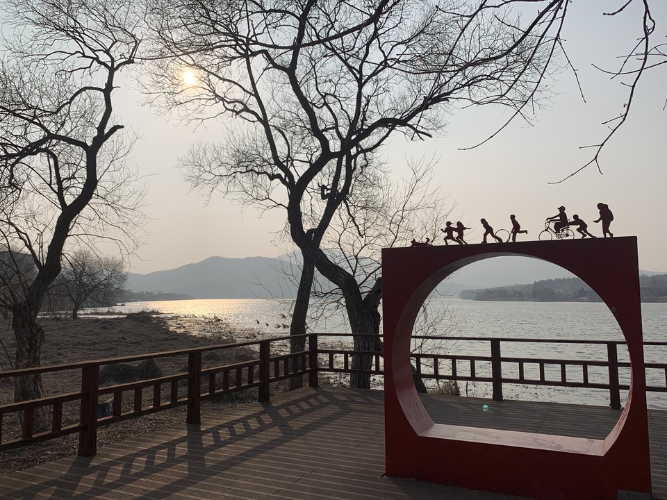 10일 오후 4시50분께 양평 강하리 수변공원 일대가 미세먼지로 가득 차면서 해질녘 강가 풍경이 뿌옇게 흐려졌다. (사진=이건구 기자)