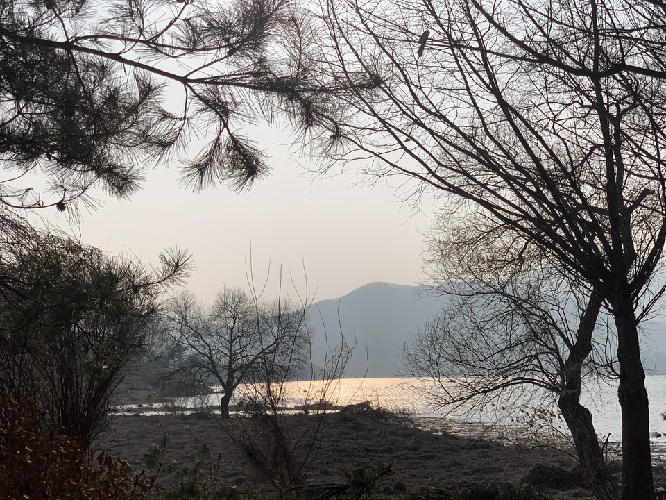 10일 오후 4시50분께 양평 강하리 수변공원 일대가 미세먼지로 가득 차면서 해질녘 강가 풍경이 뿌옇게 흐려졌다. (사진=이건구 기자)