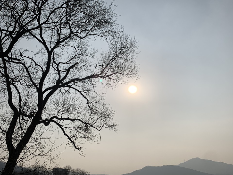 10일 오후 4시50분께 양평 강하리 수변공원 일대가 미세먼지로 가득 차면서 해질녘 강가 풍경이 뿌옇게 흐려졌다. (사진=이건구 기자)