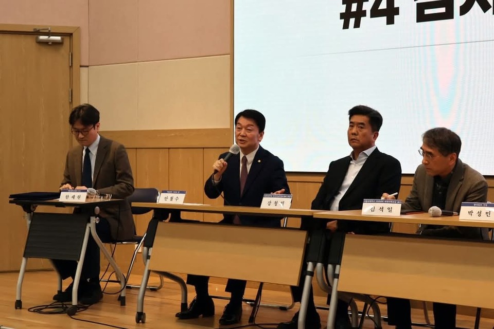 안철수 국회의원이 10일 자신의 페이스북을 통해 서울대학교 의과대학에서 열린 ‘의사 수 추계 논문 공모 발표회’ 참석 소식을 전했다. (사진=안철수 국회의원 페이스북)