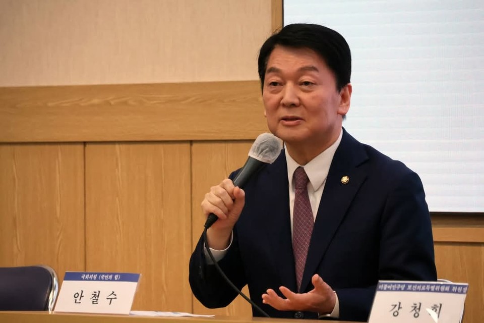 안철수 국회의원이 10일 자신의 페이스북을 통해 서울대학교 의과대학에서 열린 ‘의사 수 추계 논문 공모 발표회’ 참석 소식을 전했다. (사진=안철수 국회의원 페이스북)