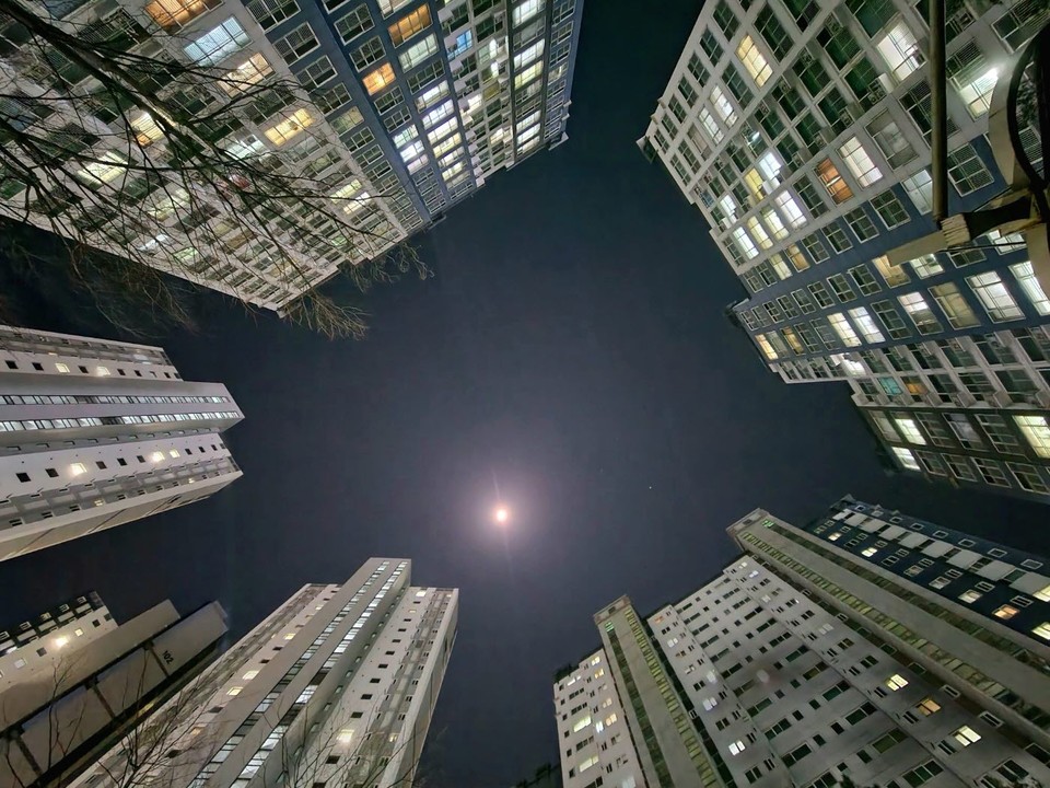 10일 오후 9시50분께 여주 현암동의 한 아파트 단지에서 바라본 달빛이 초미세먼지로 인해 희미해 보인다. (사진=김광섭 기자)