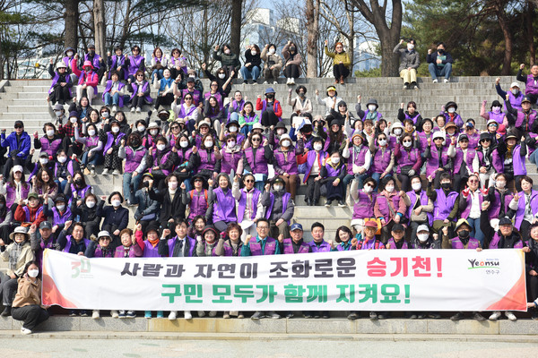 인천 연수구가 11일 도심 속 생태 하천인 승기천 일대에서 봄맞이 환경정화 활동을 진행했다. (사진제공=연수구)