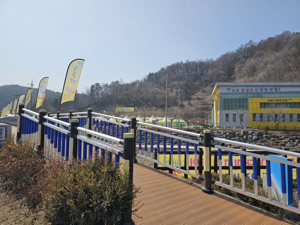 양평 단월 제26회 고로쇠 축제가 열리는 단월레포츠공원. 인근 도로와 축제장에 축제의 행사를 알리는 수십개의 현수막이 바람에 펄럭이고 있다. (사진=이건구 기자)
