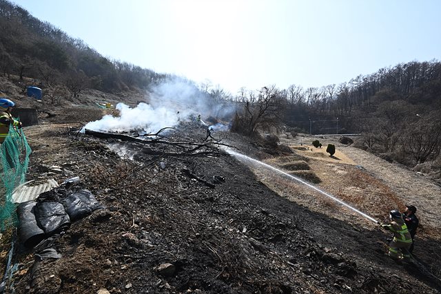 11일 오전 11시55분께 광주시 초월읍의 한 임야에서 불이 나 신고를 받고 출동한 소방당국에 의해 약 28분 만인 낮 12시23분께 모두 진화됐다. (사진제공=경기도소방재난본부)