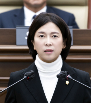 국민의힘 유영숙 의원이 제256회 임시회 제1차 본회의 ‘자유5분발언’을 통해 본예산 심의에서 삭감된 홍보기획관실 예산으로 시민알권리가 침해받고 있다고 주장했다. (사진제공=김포시의회)