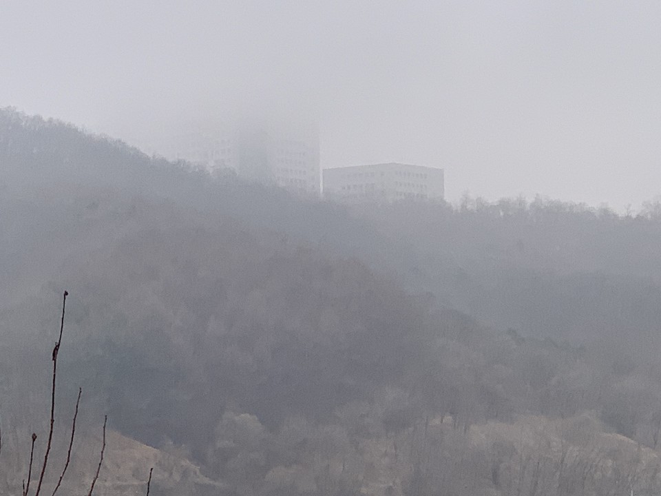 12일 오후 5시40분께 동두천시 광암동에서 바라본 고층 건물이 미세먼지 영향으로 인해 형체를 알아보기 어려울 정도로 뿌옇게 보이고 있다. (사진=오기춘 기자)