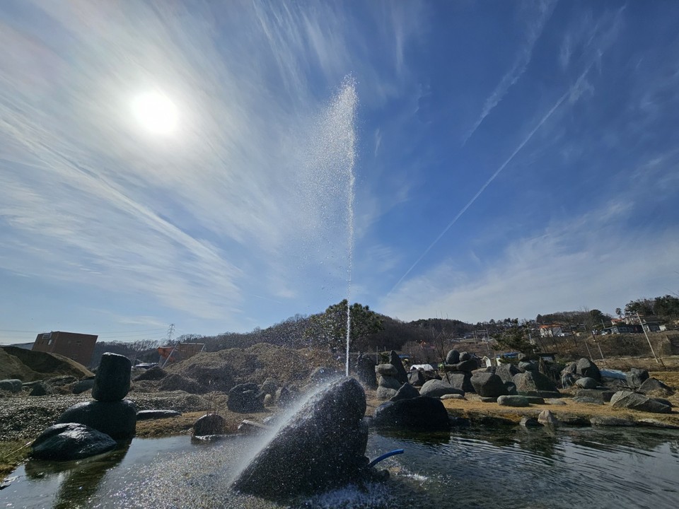 13일 2시34분께 양평군 개군면 하자포리 도로변 분수가 파란 하늘을 배경으로 시원한 물을 뿜어 대고 있다. (사진=이건구 기자)