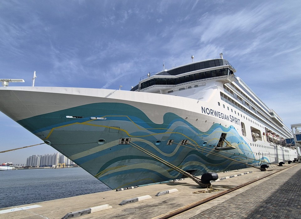 13일 미국의 크루즈 선사인 노르웨이쟌(Norwegian)의 노르웨이쟌스피릿(Norwegian Spirit, 7만5천톤급)호가 인천항에 입항했다. 사진은 노르웨이쟌스피릿호. (사진제공=인천항만공사)